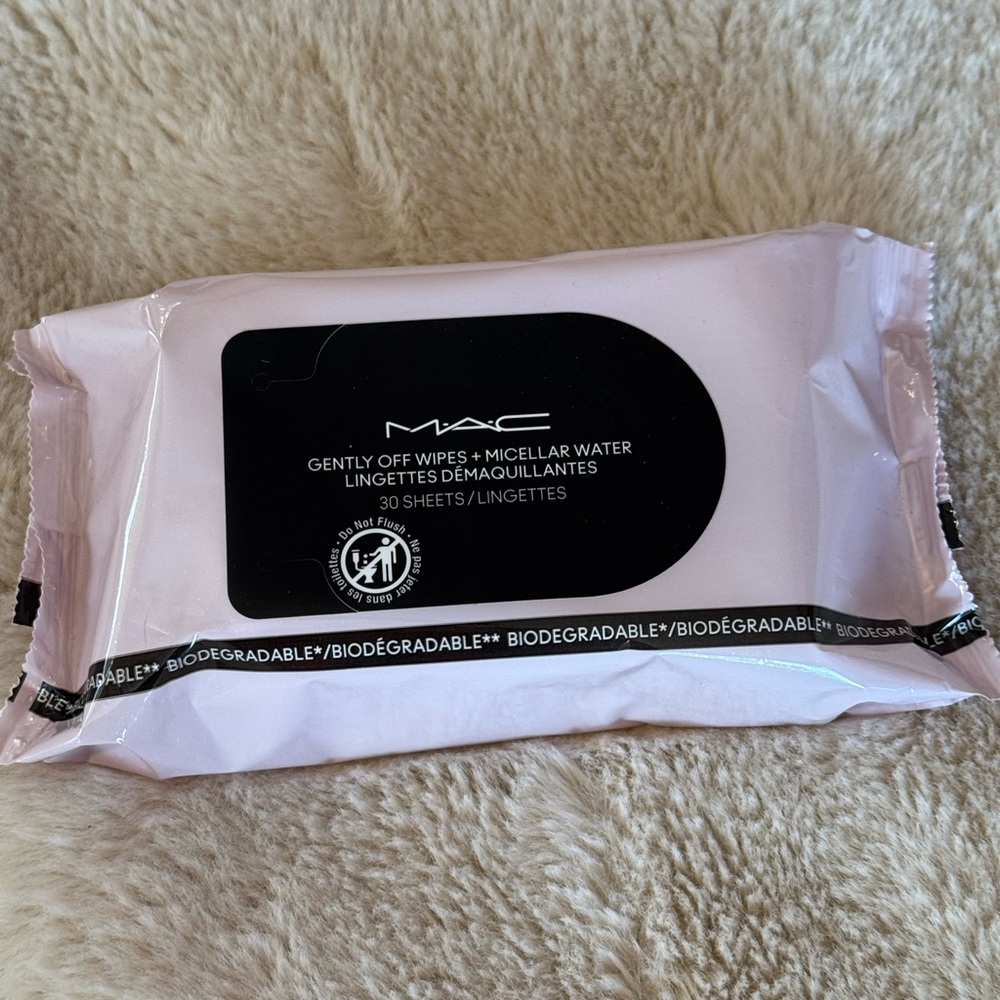 MAC Cosmetics Gentle Off Wipes - Picture 3 of 4
